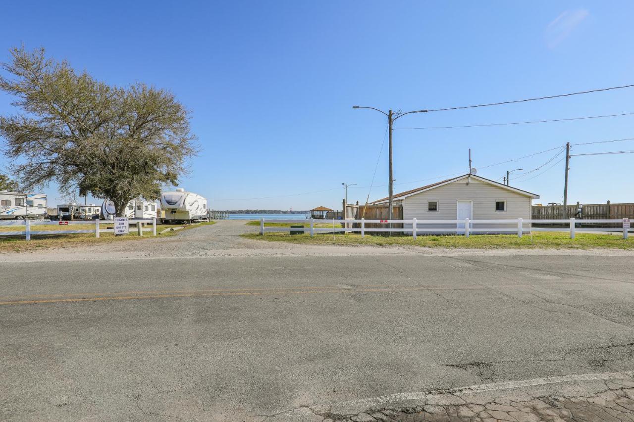 Spacious Home With Waterfront View-Welcome Pets Sneads Ferry Eksteriør billede