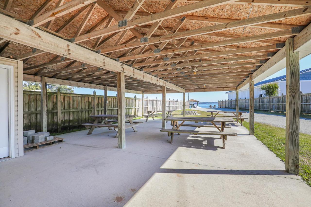 Spacious Home With Waterfront View-Welcome Pets Sneads Ferry Eksteriør billede